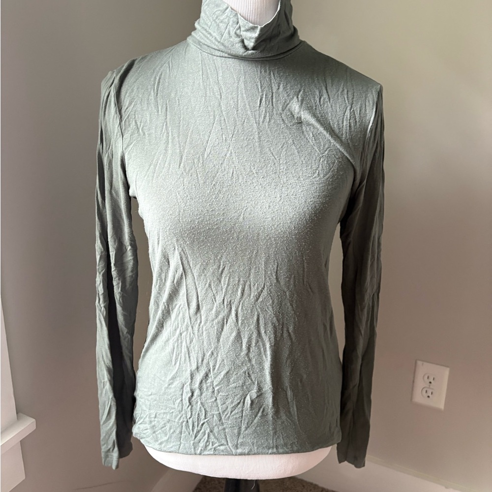 H&M Sage Turtleneck long-sleeved t-shirt size M